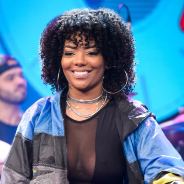 Ludmilla foi convidada do programa Altas Horas na noite deste sábado (22). A artista brilhou ao lado de Delacruz e Gaab com a primeira performance ao vivo da canção "Briga Demais", faixa do seu recente álbum "Vilã".