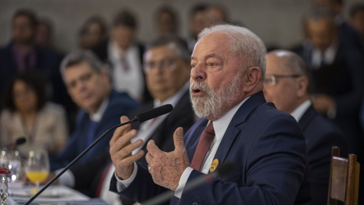 Lula convocou uma reunião nesta terça-feira (18) com representantes de todos os Poderes da República no Palácio do Planalto após a acessão de episódios violentos no ambiente escolar. De acordo com o Presidente, políticas que facilitam o acesso às armas, a violência nos jogos eletrônicos e fake news são fatores predominantes neste tema.