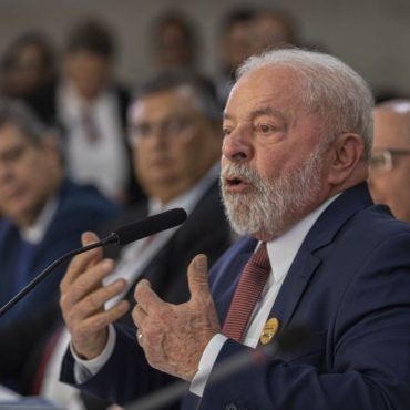 Lula convocou uma reunião nesta terça-feira (18) com representantes de todos os Poderes da República no Palácio do Planalto após a acessão de episódios violentos no ambiente escolar. De acordo com o Presidente, políticas que facilitam o acesso às armas, a violência nos jogos eletrônicos e fake news são fatores predominantes neste tema.