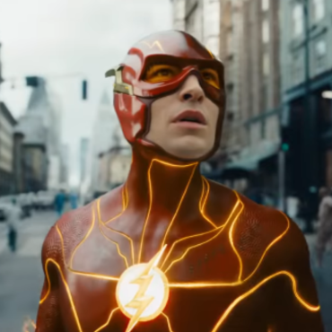 Dirigido por Andy Muschietti, o mesmo de “It - A Coisa” e “Mama”, "The Flash" ganhou um novo trailer para chamar de seu. A produção chega aos cinemas em 15 de junho deste ano e garante muitas viagens ao tempo.