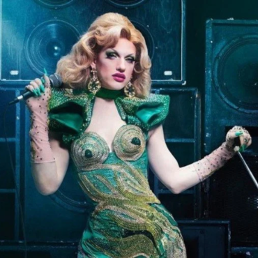 Chloe V posa para câmera segurando um microfone