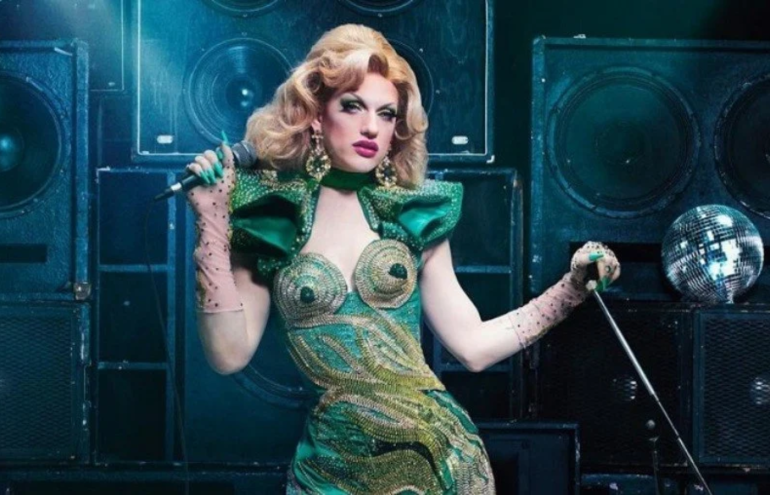 Chloe V posa para câmera segurando um microfone