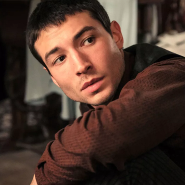 Ezra Miller em divulgação de uma foto da Warner Bros.