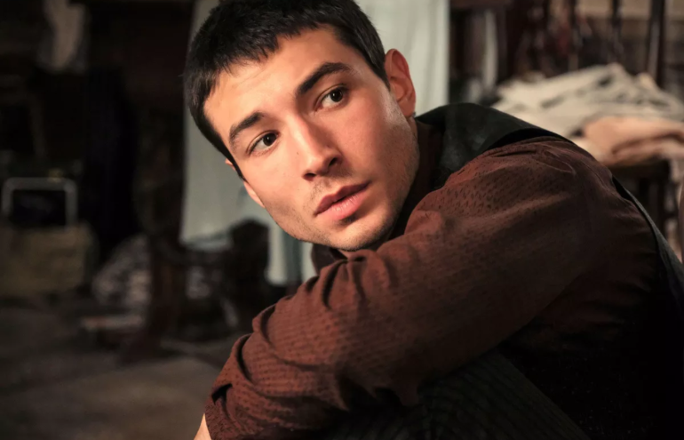 Ezra Miller em divulgação de uma foto da Warner Bros.