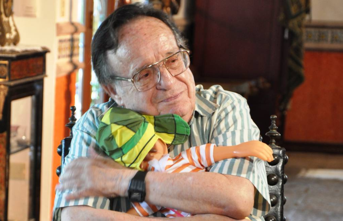 Roberto Bolanos abraçado emocionado seu personagem Chaves