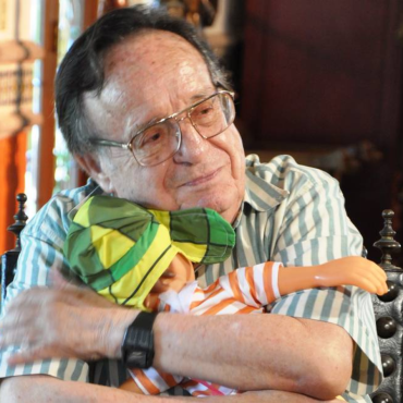 Roberto Bolanos abraçado emocionado seu personagem Chaves