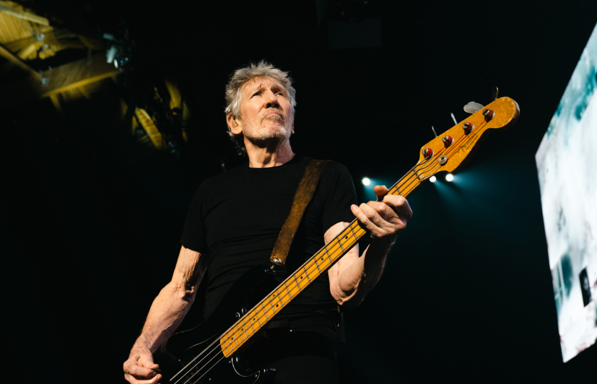 Roger Water segurando uma guitarra em sua turnê