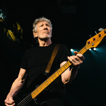 Roger Water segurando uma guitarra em sua turnê