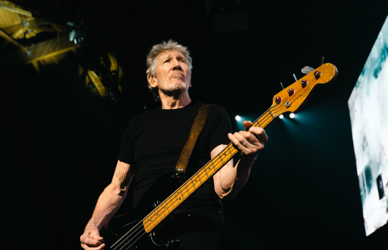 Roger Water segurando uma guitarra em sua turnê