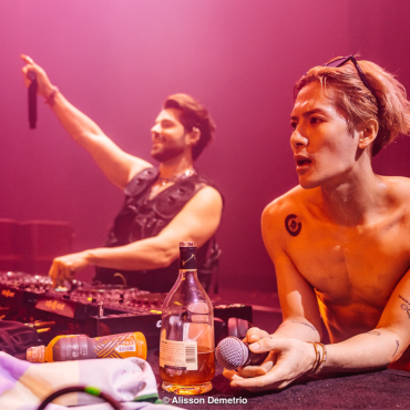 Alok e jackson Wang no palco da Magic Man, turnê de Wang que teve apresentação única no Brasil.