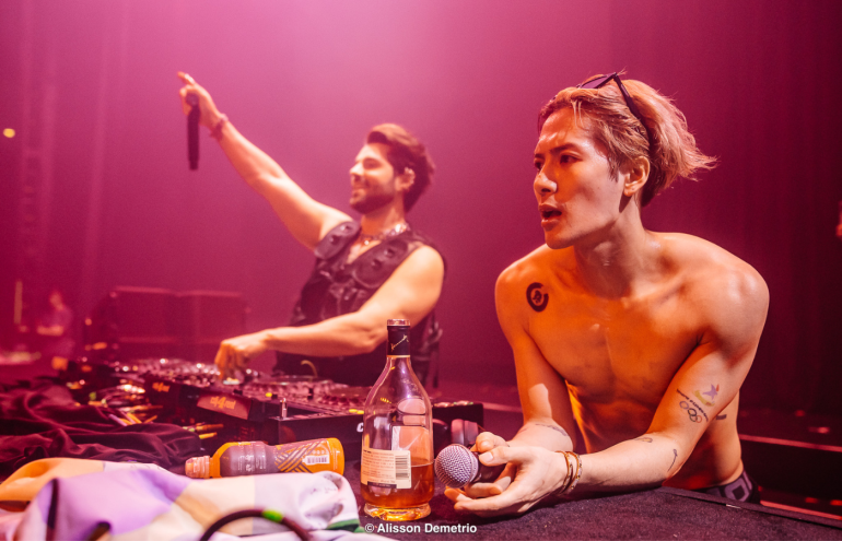 Alok e jackson Wang no palco da Magic Man, turnê de Wang que teve apresentação única no Brasil.