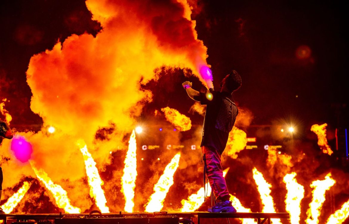 Os fãs do DJ Dennis já podem adquirir o ingresso para curtir o "Maior Baile Funk do Mundo” no dia 27 de maio, que acontece no Vale do Anhagabaú, em São Paulo. Este ano, o evento completa 10 anos de produção.