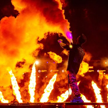 Os fãs do DJ Dennis já podem adquirir o ingresso para curtir o "Maior Baile Funk do Mundo” no dia 27 de maio, que acontece no Vale do Anhagabaú, em São Paulo. Este ano, o evento completa 10 anos de produção.