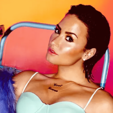 FOI A GENTE QUE PEDIU! Um dos maiores smash hits de Demi Lovato está prestes a ganhar uma nova versão. A artista, indiretamente, confirmou uma versão rock de "Cool fot The Summer", lançado originalmente em 2015.