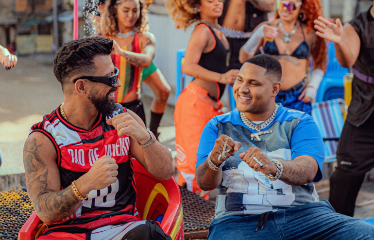 Dennis acaba de lançar ao lado de Kevin O Chris um batidão nostálgico inspirado nos funk dos anos 200. De antemão, a canção "Tá ok" chega acompanhada de um videoclipe gravado na Tijuquinha, no Rio de Janeiro.