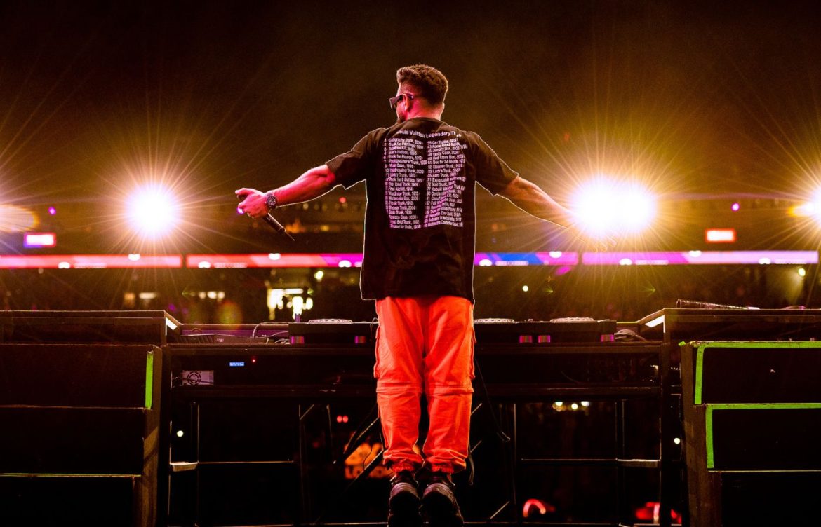 Duas semanas após o seu lançamento oficial, a canção de Dennis em parceria com o cantor Kevin O Chris, de "Tá ok", atingiu a marca de 1 milhão de reproduções no Spotify.