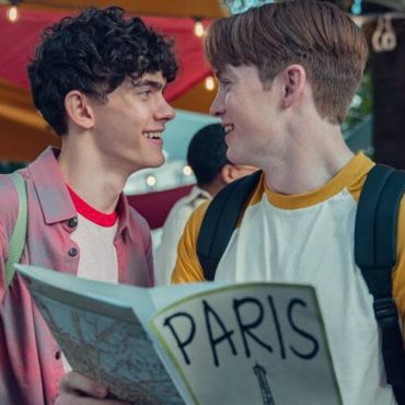Charlie (Joe Locke) e Nick (Kit Connor) aparecem em um clima romântico em imagens da segunda temporada de Heartstopper