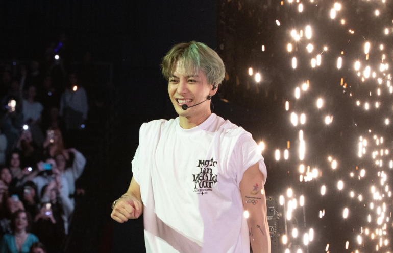 Provavelmente você deve ter lido sobre a esperado show de Jackson Wang, o rapper de K-pop, que se apresenta no Brasil nesta segunda-feira (15) no Espaço Unimed, em São Paulo.