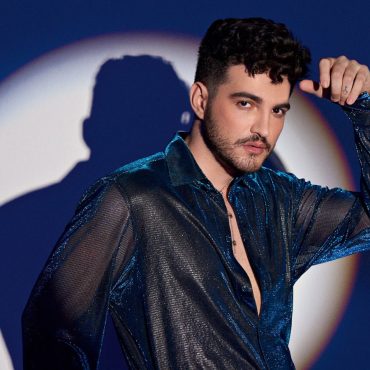 Jão posando para câmera com uma camisa preta.