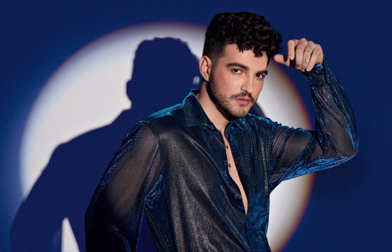 Jão posando para câmera com uma camisa preta.