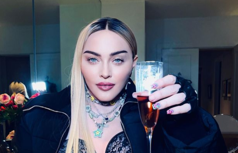 Madonna vem ao brasil em 2024, afirma jornalista.