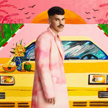 Com um formato todo repaginado, o cantor e compositor Mateus Carrilho lançou nesta quinta-feira (25) seu primeiro disco intitulado "Paixão Nacional", repleto de canções com experiências pessoais, festividade brasileira e amores genuínos.