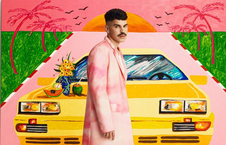 Com um formato todo repaginado, o cantor e compositor Mateus Carrilho lançou nesta quinta-feira (25) seu primeiro disco intitulado "Paixão Nacional", repleto de canções com experiências pessoais, festividade brasileira e amores genuínos.