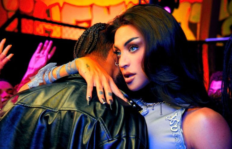 Após uma turnê pela Austrália e América Latina, Pabllo Vittar acaba de lançar o videoclipe de "Cadeado" — faixa brega funk que é single do seu 5° disco de carreira, o “Noitada”, lançado em fevereiro deste ano.
