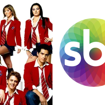 Elenco de Rebelde com ternos vermelhos e gravad da mesma cor aparecem em uma imagem de divulgação montada ao lado do logo do sbt