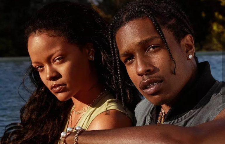 O Daily Mail obteve acesso exclusivo ao certidão de nascimento do primeiro filho de Rihanna com A$AP Rocky. De acordo com informações do jornal britânico, o garotinho se chama RZA Athelston Mayers.