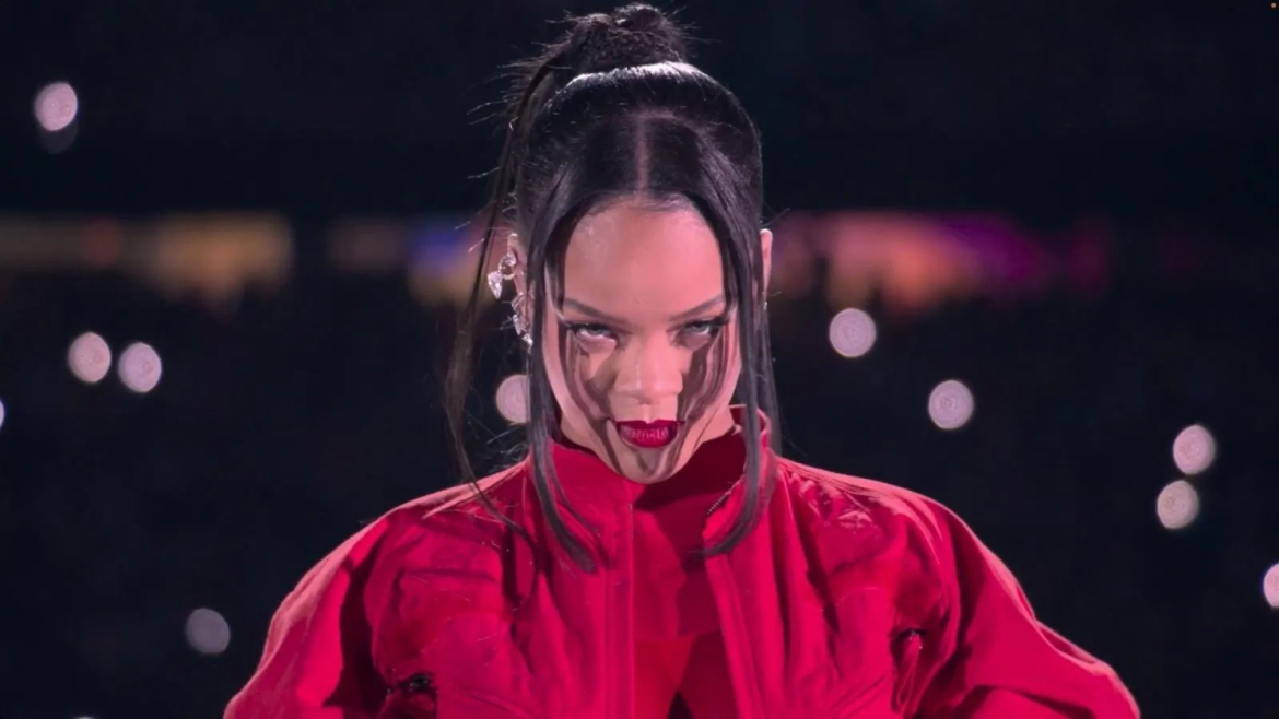 A Rock Nation, em conjunto a NFL, publicaram nesta terça-feira (02) uma correção de dados de audiência do Halftime Show, que teve participação de Rihanna em 2023. De acordo com a nota, a artista obteve 121,017 milhões de visualizações em sua performance.