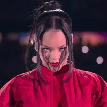A Rock Nation, em conjunto a NFL, publicaram nesta terça-feira (02) uma correção de dados de audiência do Halftime Show, que teve participação de Rihanna em 2023. De acordo com a nota, a artista obteve 121,017 milhões de visualizações em sua performance.