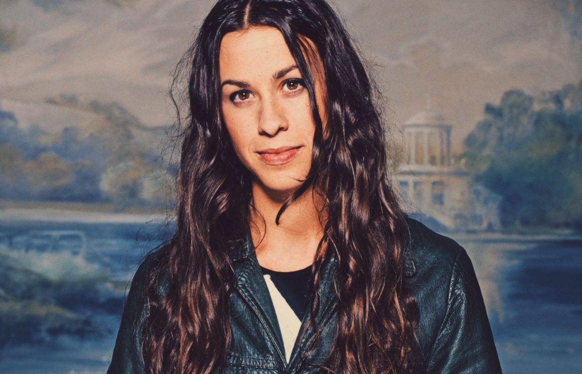 Alanis Morissete olhando para câmera