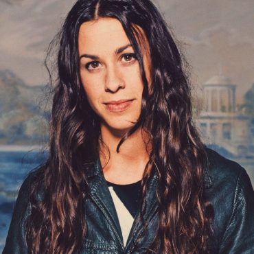 Alanis Morissete olhando para câmera
