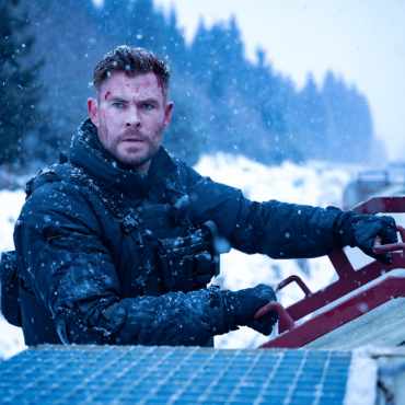 Chris Hemsworth vai repetir a dose no papel de mercenário Tyler Rake. O ator confirmou neste sábado (17) no início do Tudum, da Netflix, que o terceiro filme da franquia "Resgate" está chegando muito em breve na plataforma.