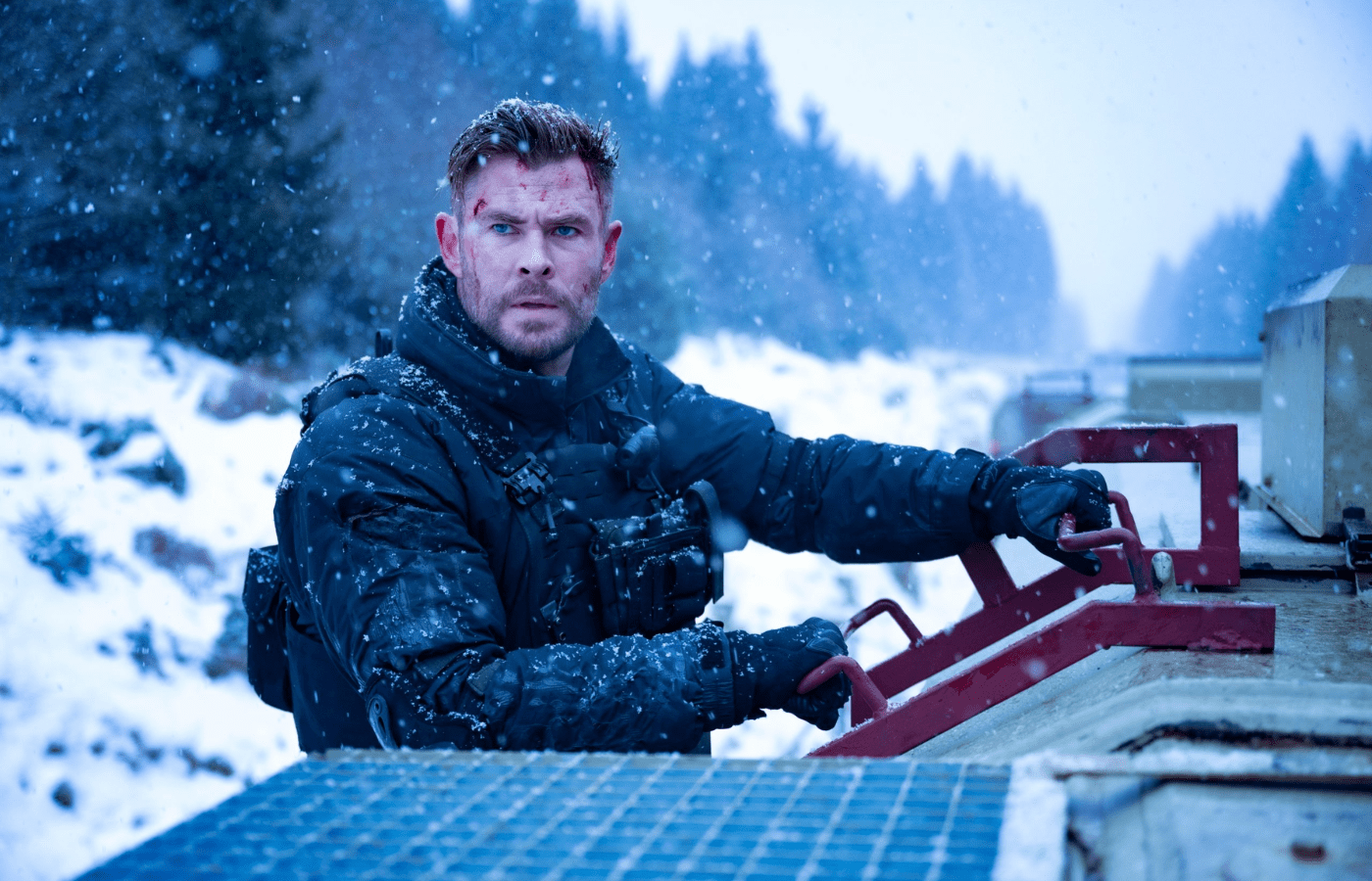 Chris Hemsworth vai repetir a dose no papel de mercenário Tyler Rake. O ator confirmou neste sábado (17) no início do Tudum, da Netflix, que o terceiro filme da franquia "Resgate" está chegando muito em breve na plataforma.