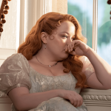 Penelope Featherington/Lady Whistledown (Nicola Coughlan) e Colin Bridgerton (Luke Newton) são o foco dos registros da alta realesa inglesa