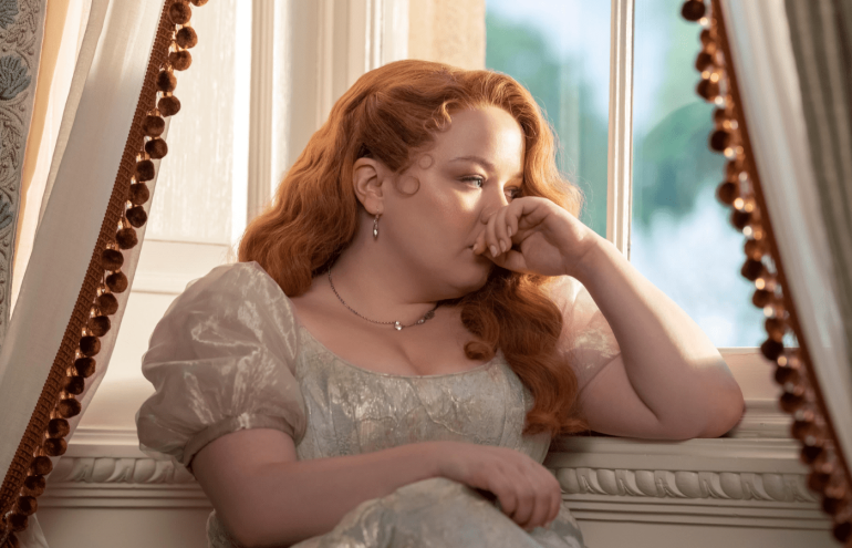 Penelope Featherington/Lady Whistledown (Nicola Coughlan) e Colin Bridgerton (Luke Newton) são o foco dos registros da alta realesa inglesa