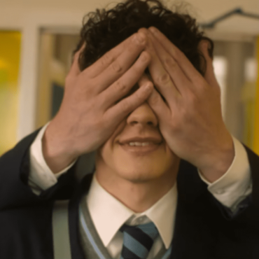 Charlie Spring (Joe Lock) tem olhos cobertos pela mão de Nick Nelson (Kit Connor) na primeira cena da segunda temporada da série.