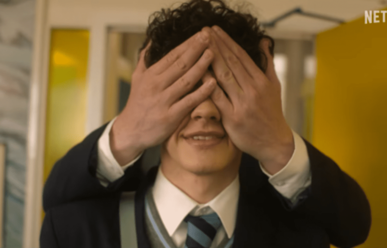 Charlie Spring (Joe Lock) tem olhos cobertos pela mão de Nick Nelson (Kit Connor) na primeira cena da segunda temporada da série.