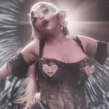 Dando seguimento a era "Portals", Melanie Martinez lançou nesta terça-feira (13) o super-produzido videoclipe de "Void", onde a artista contempla o vazio de seus pensamentos quanto passeia pelo corpo humano.