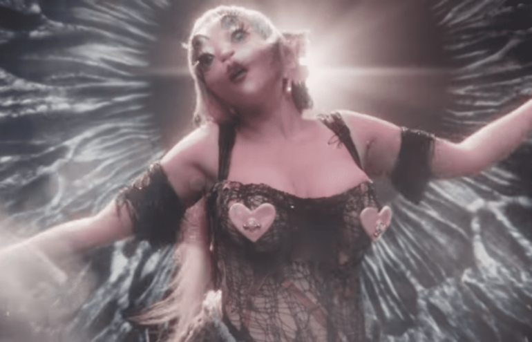 Dando seguimento a era "Portals", Melanie Martinez lançou nesta terça-feira (13) o super-produzido videoclipe de "Void", onde a artista contempla o vazio de seus pensamentos quanto passeia pelo corpo humano.