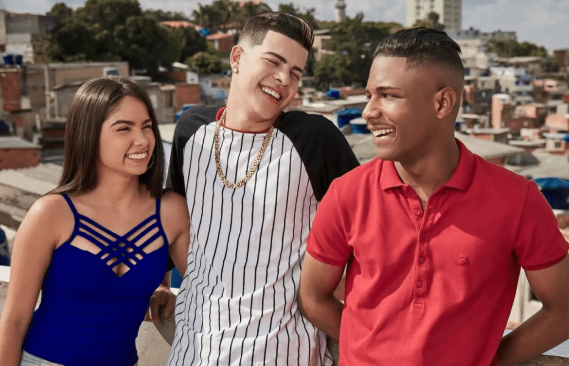 Christian Malheiros, Jottapê e Bruna Mascarenhas sorrindo enquanto conversam