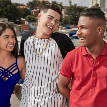 Christian Malheiros, Jottapê e Bruna Mascarenhas sorrindo enquanto conversam