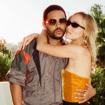 The Weeknd e Lily-Rose Depp abraçados em um fundo de plantas do backstage da série The idol, da HBo Max.