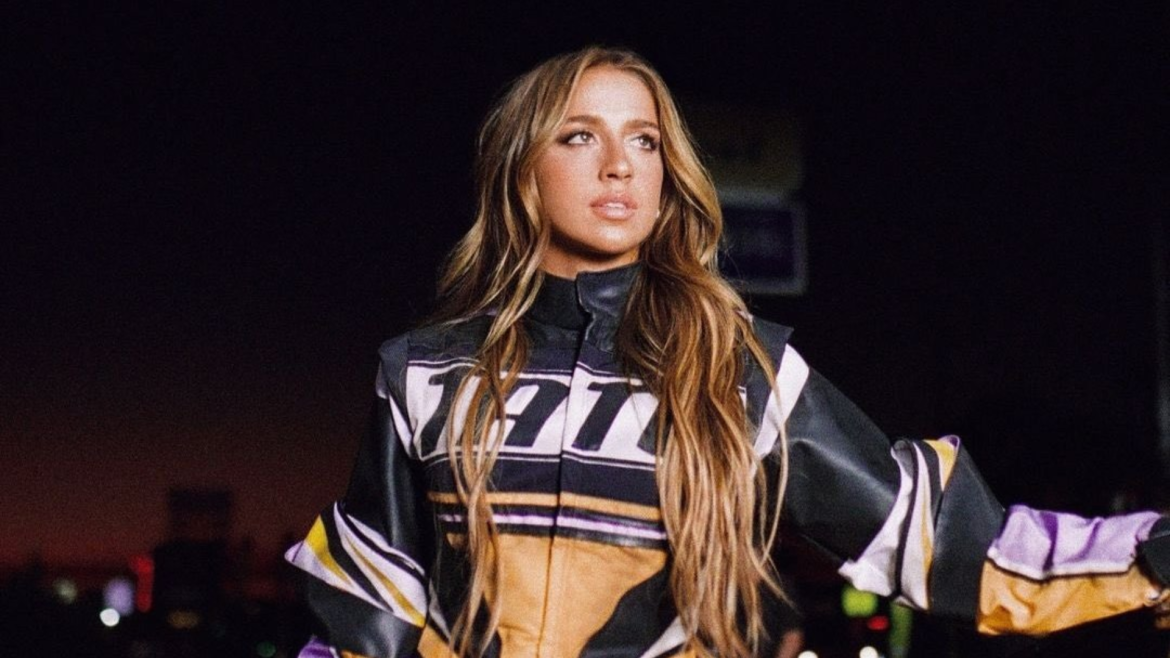 A música “Just Keep Watching”, interpretada por Tate McRae, chega oficialmente às plataformas nesta sexta-feira (30).