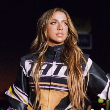 A música “Just Keep Watching”, interpretada por Tate McRae, chega oficialmente às plataformas nesta sexta-feira (30).