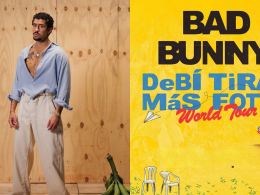 A imagem à esquerda mostra o cantor Bad Bunny em um cenário simples, com uma parede de madeira ao fundo. Ele veste uma camisa azul clara de mangas longas, aberta na parte superior para revelar tatuagens no peito, e calças largas de tom claro. O look casual e relaxado combina com sua postura de confiança enquanto ele encara a câmera. À direita, o pôster de sua turnê mundial, "DeBÍ TIRAR Más FOTOS", destaca-se com cores vibrantes e um design divertido, com elementos gráficos como um avião de papel e uma figura estilizada de um sapo, criando uma atmosfera descontraída e criativa.