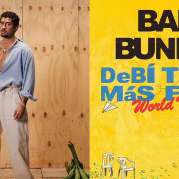 A imagem à esquerda mostra o cantor Bad Bunny em um cenário simples, com uma parede de madeira ao fundo. Ele veste uma camisa azul clara de mangas longas, aberta na parte superior para revelar tatuagens no peito, e calças largas de tom claro. O look casual e relaxado combina com sua postura de confiança enquanto ele encara a câmera. À direita, o pôster de sua turnê mundial, "DeBÍ TIRAR Más FOTOS", destaca-se com cores vibrantes e um design divertido, com elementos gráficos como um avião de papel e uma figura estilizada de um sapo, criando uma atmosfera descontraída e criativa.