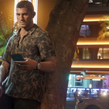 Personagem masculino de GTA 6 encostado em uma árvore no coração vibrante de Vice City, à noite, com expressão séria e celular na mão, em meio ao clima tropical e luzes neon da cidade.